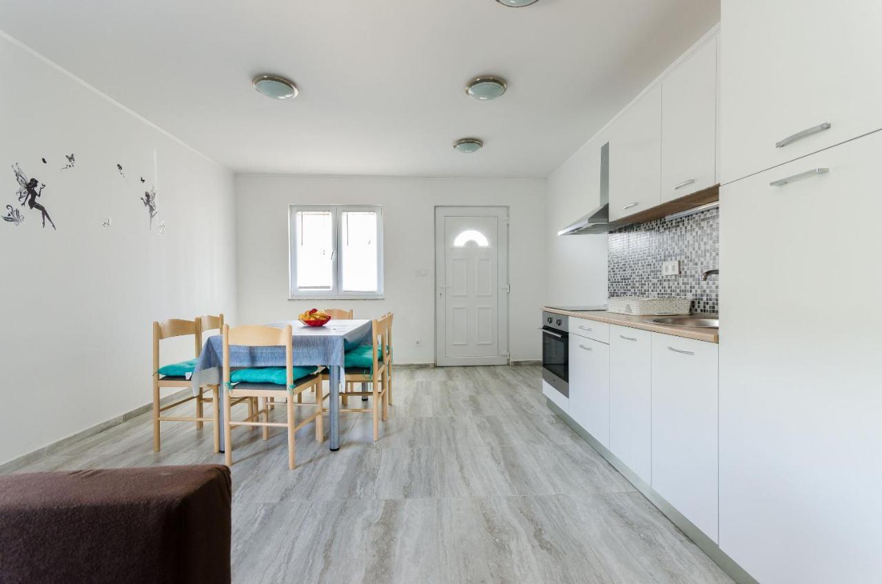 Apartments Ester Lopar Esterno foto